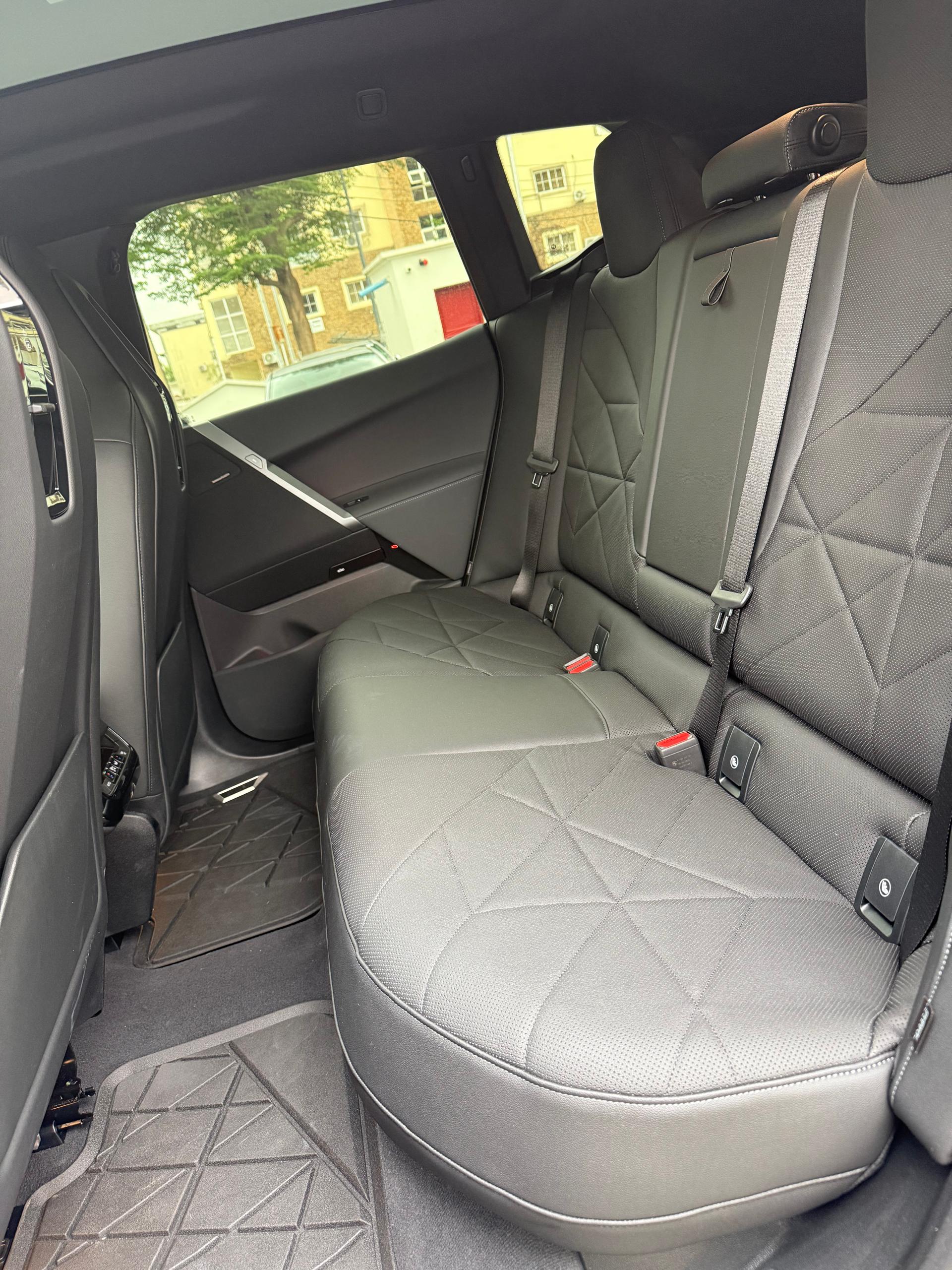 BMW IX 50 2025 — photo 6 of 13