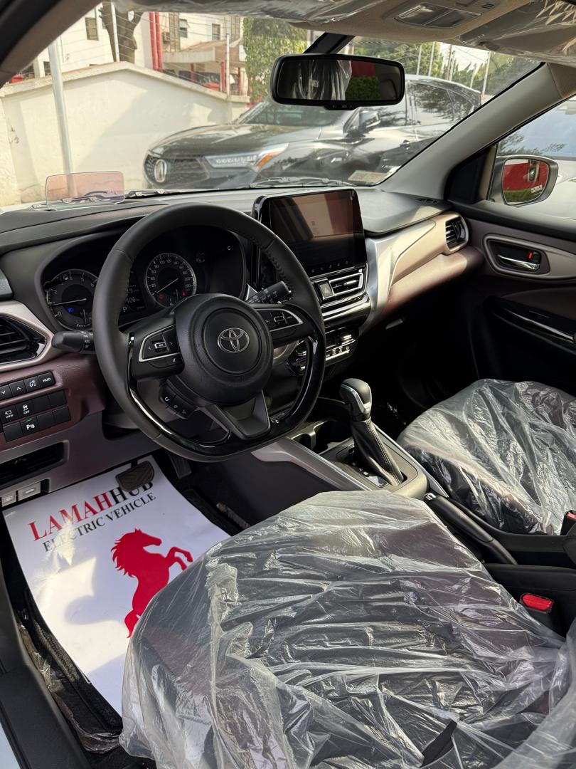 TOYOTA STARLET CROSS 2025 — photo 2 of 12