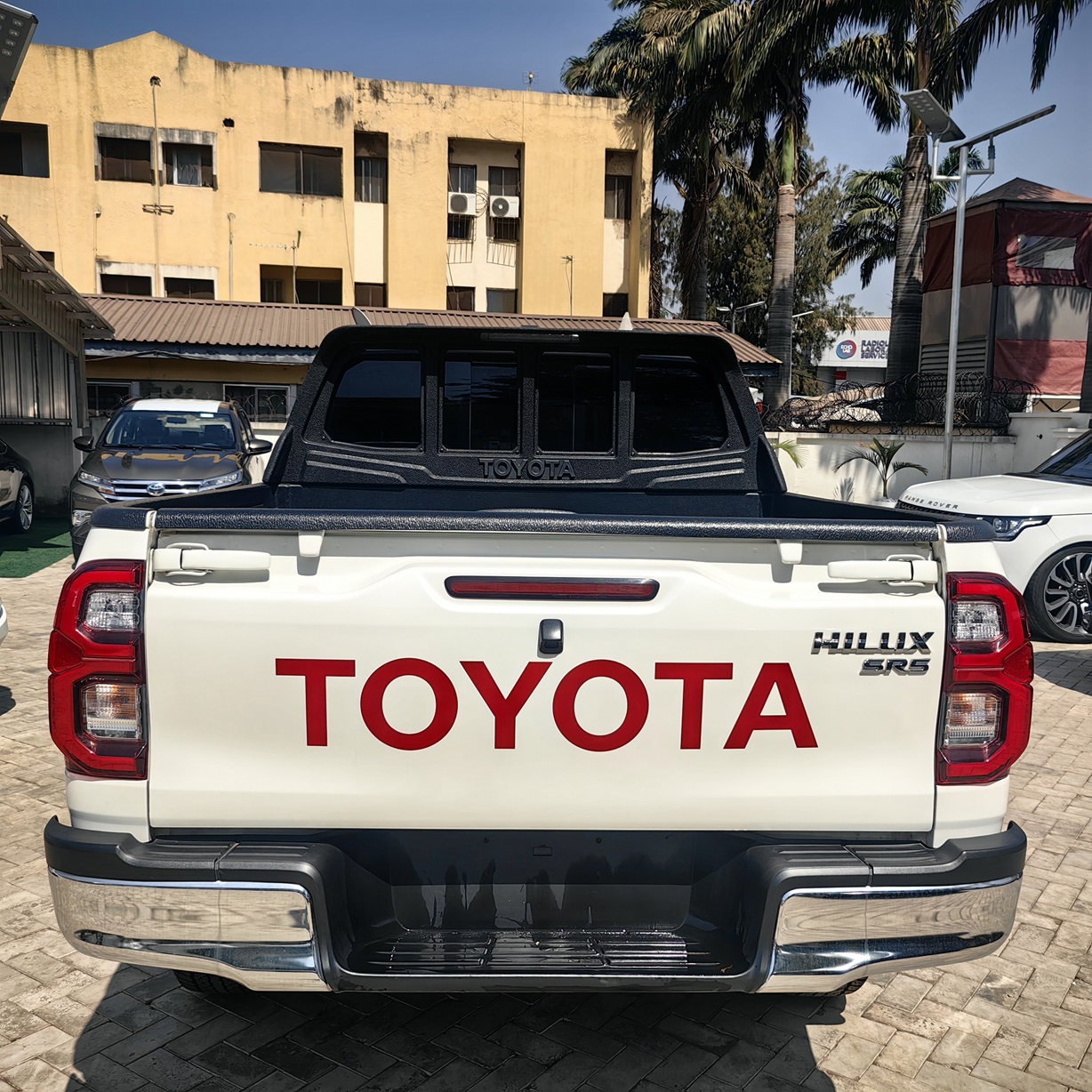 TOYOTA HILUX SR5 2023 — photo 3 of 5