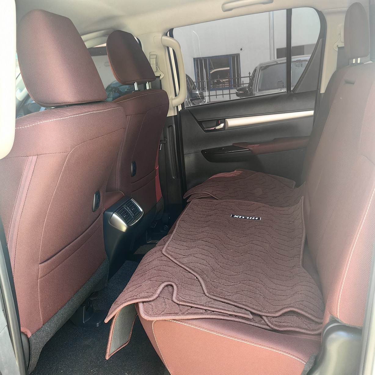 TOYOTA HILUX SR5 2023 — photo 5 of 5