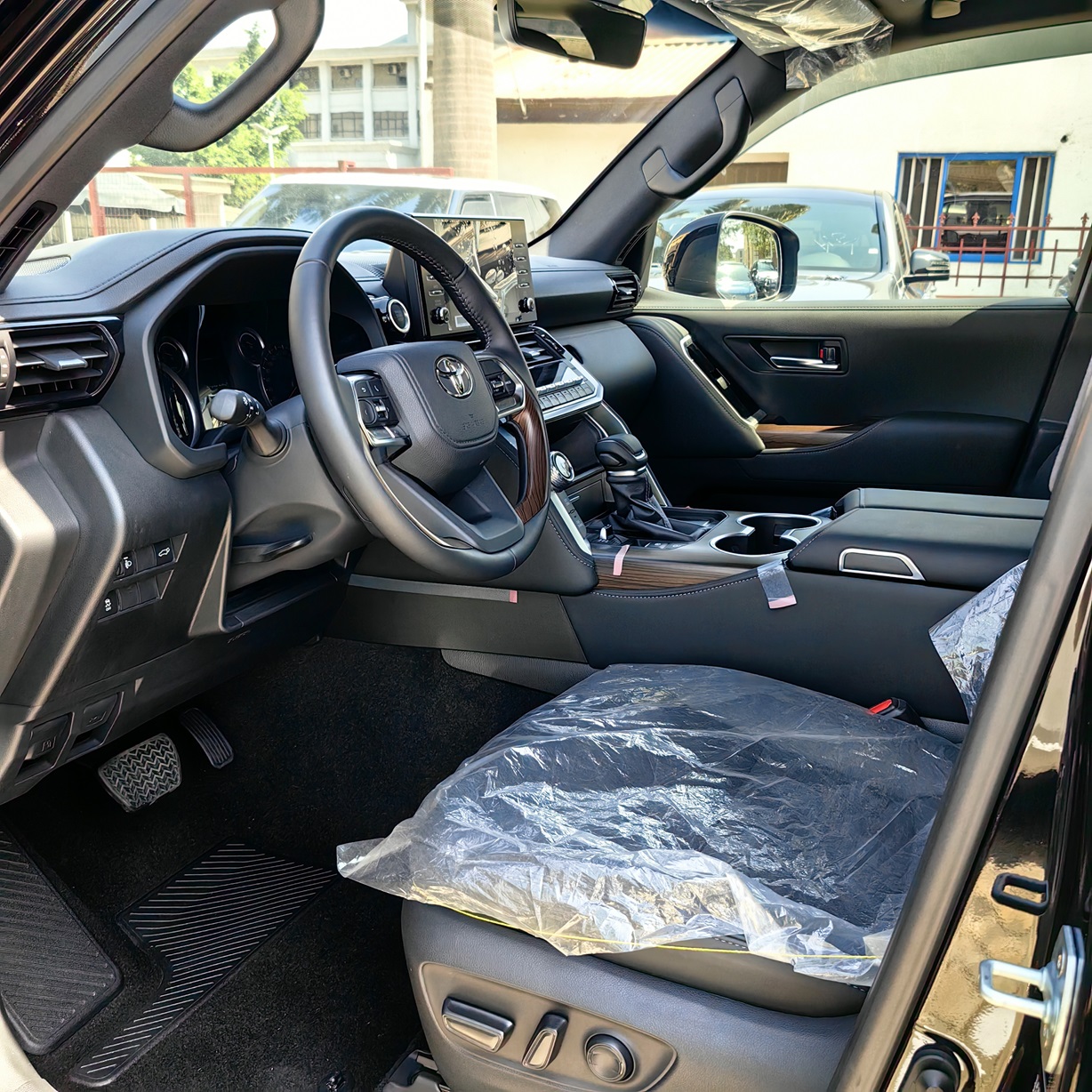 TOYOTA LAND CRUISER GXR 2024 — photo 5 of 5