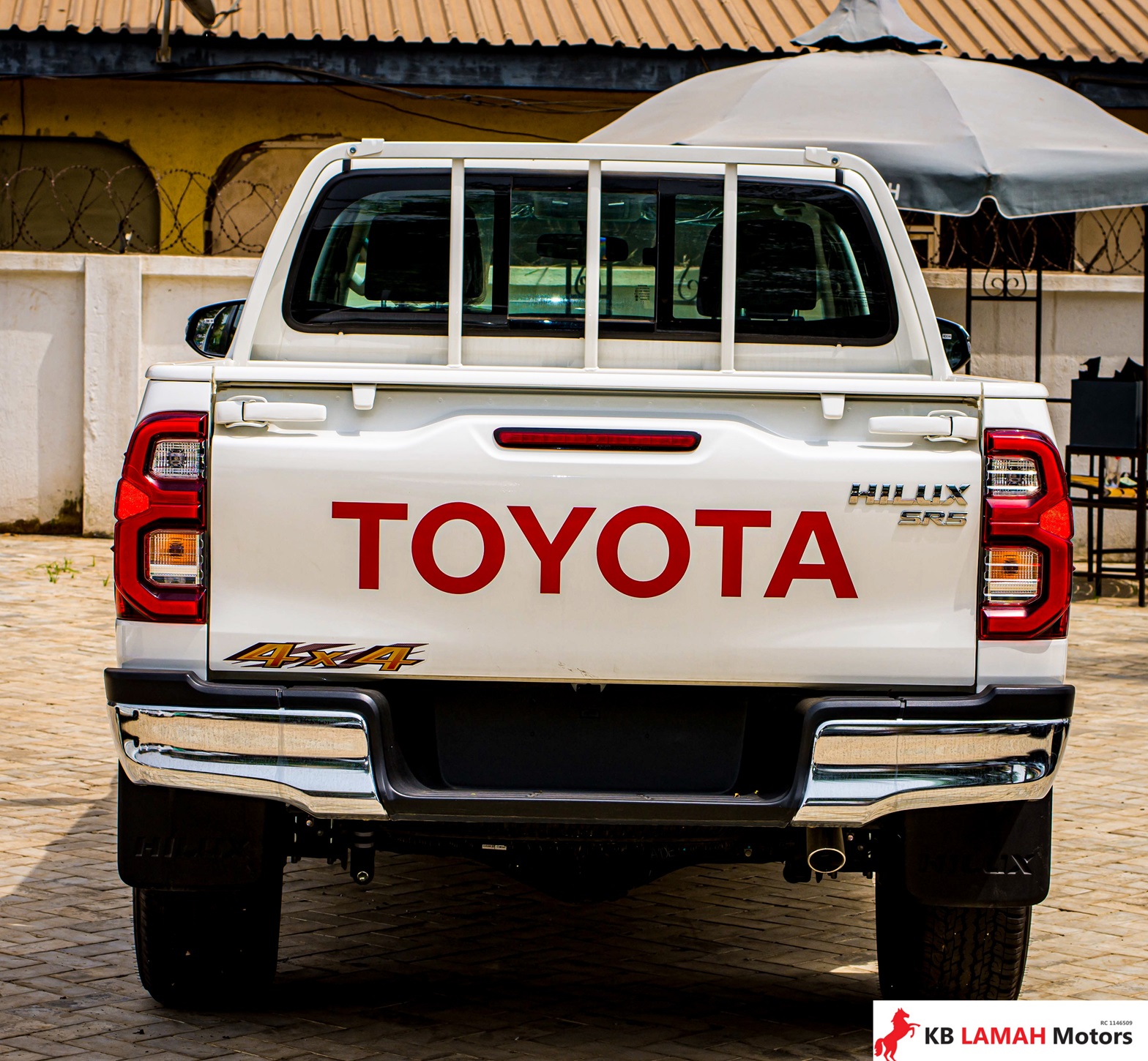 TOYOTA HILUX SR5 2023 — photo 2 of 5